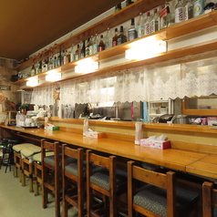 お一人様でのご来店も大歓迎！サク飲みやランチタイムに最適なカウンター席です。アットホームな空間でお寛ぎください。