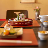 季節の移ろいに寄り添い、その時季ならではの美味しさを器に表現する、正統派の日本料理をご提供いたします。地のものを用いたお料理は、他府県からお越しのお客様にも大変喜ばれております。