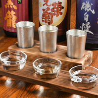 錫製のタンブラーで日本酒を堪能できる