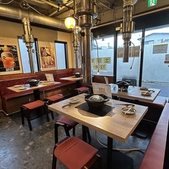 4名様テーブルを4つご用意しております。最大、テーブル連結で10名様までご利用できます！