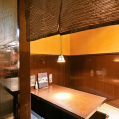 【4名様～6名様向けの個室】女子会や合コンなど少人数でのご利用にぴったりのお席となっております。周りを気にせずご宴会を楽しむなら個室が最適です◎