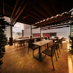 開放感たっぷりのテラス席はまるで街中のオアシス空間！夜にはライトアップでムード満点に！天候に左右されにくい屋根付き使用で、安心してくつろげます！いつもと違うひとときをお楽しみください！