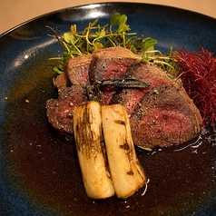 蝦夷鹿モモ肉の蒸しステーキ 山椒香る焼きネギ添え