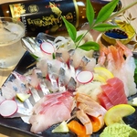 厳選仕入れのお刺身に宮崎の地魚、西米良サーモン、本鮪など旬の鮮魚を贅沢に使用した刺身は絶品！