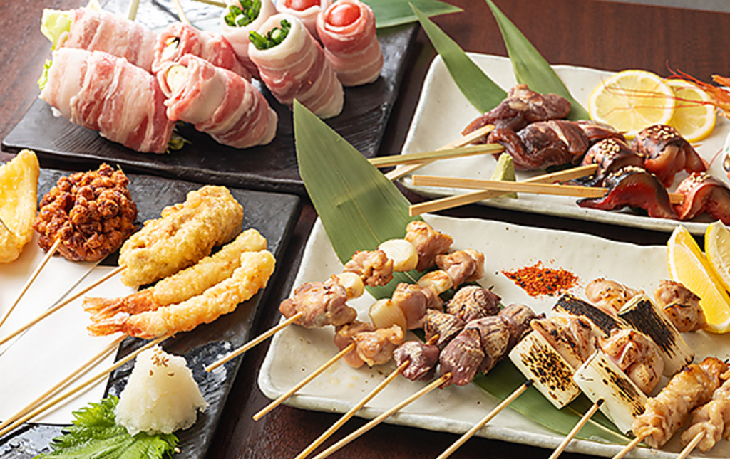 当店自慢の炭火焼き鳥◎お席での喫煙も可脳となっております。