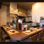 カウンター席は1名様からOK。感染対策もバッチリ！一人飲みや友人との食事会にもおすすめの席です！