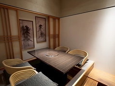 趣のある完全個室は、接待や会食に最適な空間でございます。掘りごたつ式でゆったりと脚を伸ばし、心ゆくまでお食事と会話をお楽しみいただけます。4席が1卓完備されており、和の設えが特別なひとときを演出いたします。