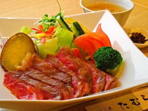とちぎ和牛と那須の野菜を使用。仕入れにこだわり、すべて手作り。創作丼が人気の店。