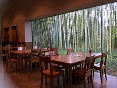 5名掛けのテーブル席です。竹林を眺めながらお食事が楽しめます♪