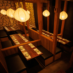 大人数の利用にもピッタリの宴会個室！やさしく灯る和紙照明が連なり、空間全体に温もりを演出！ゆったりとしたシートは座り心地も抜群！プライベート感も確保され、会社宴会や歓送迎会にオススメです！