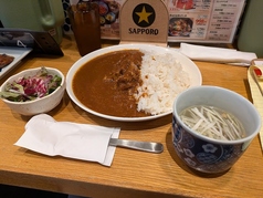 煮込み牛たんカレー（スープ、サラダ付）