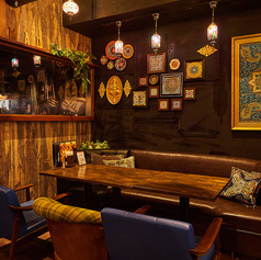 【2～6名ソファ席】当店で一番人気のソファ席は、ランプやシャンデリア、壁面の絵画など、当店の雰囲気を存分に楽しめる特等席。デートから記念日、女子会、お仲間との飲み会など、様々なシーンでご満足いただける、ラグジュアリーでありながらもリラックスできる空間です。