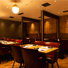 友人との飲み会や女子会、ママ会に最適なお席をご用意しております。駅近でアクセス抜群の立地です。お仕事帰りにも、お気軽にお立ち寄りいただけます。他にも、会社のご宴会・接待など様々なシーンに幅広くご対応可能なお席を様々ご用意しております。お気軽にご相談くださいませ。