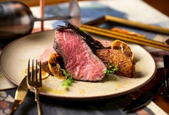 道産 牛モモ肉 ローストビーフ -甘酸っぱい赤ワインとケッパーのソース