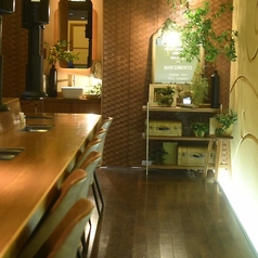 ≪貸切OK！≫木と緑に囲まれた落ち着いた店内。開放感のある広々とした空間で、最大18名様まで貸切でのご利用も承っています！大切な方との会食や、特別な記念日など、プライベートな空間で心ゆくまでお食事を楽しみたい時に最適です。貸切をご希望の際は、事前に店舗まで気軽にお問い合わせください♪