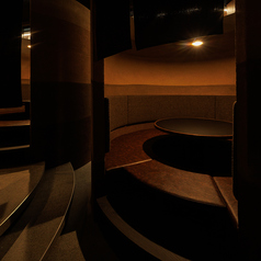 接待など大切なシーンでに最適な個室もご用意しています。木のぬくもりとともにリラックスできるお席とテーブルのある個室は、周りを気にせずに会話が愉しめます。