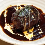 和牛のジューシーな旨味がたっぷり詰まった贅沢な一品。ソースと一緒に召し上がれ！