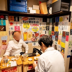 1階は日本酒のラベルが壁一面に広がり、カジュアルな空間でお酒と鮮魚をお楽しみ頂けます。居心地が良い+味は文句なし！友人、会社の仲間など様々なシーンでお楽しみ頂けます♪