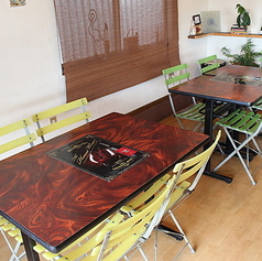 木の温もりを感じるテーブル席は、少人数やお一人でのご利用はもちろん、お席を繋げてグループでの宴会にも柔軟に対応可能です◎温かい雰囲気の店内は、ランチタイムの気軽なお食事からディナータイムのゆったりした語らいまで、どんなシーンにも馴染みます♪リラックスして料理をお楽しみください◎