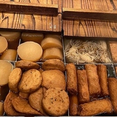 心も体も温まるおでんは、当店の人気メニューの一つです。定番の大根や卵をはじめ、種類豊富に具材を取り揃えております。一つ一つじっくりと出汁を染み込ませた自慢の味わいは、お酒との相性も抜群ですよ♪どれにしようか選ぶ楽しさもあり、ついついお箸が進んでしまう美味しさをぜひお楽しみください。