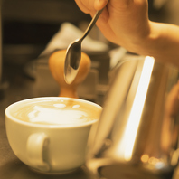 【カフェでゆったりと】自家焙煎のコーヒーを当店で。