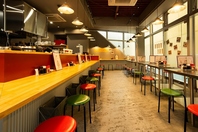 レトロで色鮮やか店内は斬新なタイムスリップ空間！