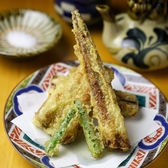 お刺身から天ぷらまで幅広いメニューをご用意しています。新鮮な海の幸や、季節の素材を活かした料理が揃い、どれもお酒のお供にぴったりです。また、サイドメニューも充実しており、料理と一緒に楽しむことで、より豊かな食体験をお届けします。友人との楽しいひとときや、特別な場面にふさわしい逸品をご堪能ください。