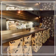 入口からの景色です。清潔なカウンター席がずらり♪