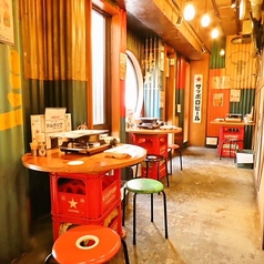 ビール箱とベニヤ板で造られたテーブルが昭和の雰囲気を演出◎思わずSNSで自慢したくなる、レトロで活気ある店内です☆