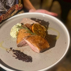 しっとりと火入れした「鴨肉」のロースト ローズマリーとカシスマスタードを添えて