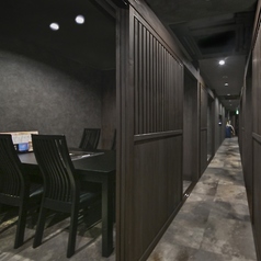 喧騒から離れた大人の隠れ家『鈴木田家』。当店は【全席完全個室】となっており、扉を閉めればあなただけのプライベート空間に。他のお客様の目を気にせず、自分のペースでゆったりと熊本名物「あか牛」や「馬焼肉」をご堪能いただけます。自分へのご褒美や、大切な方と静かに語り合いたい特別な夜に最適です。
