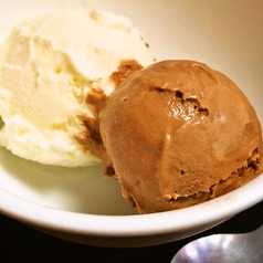 2種のアイスクリーム盛り合わせ