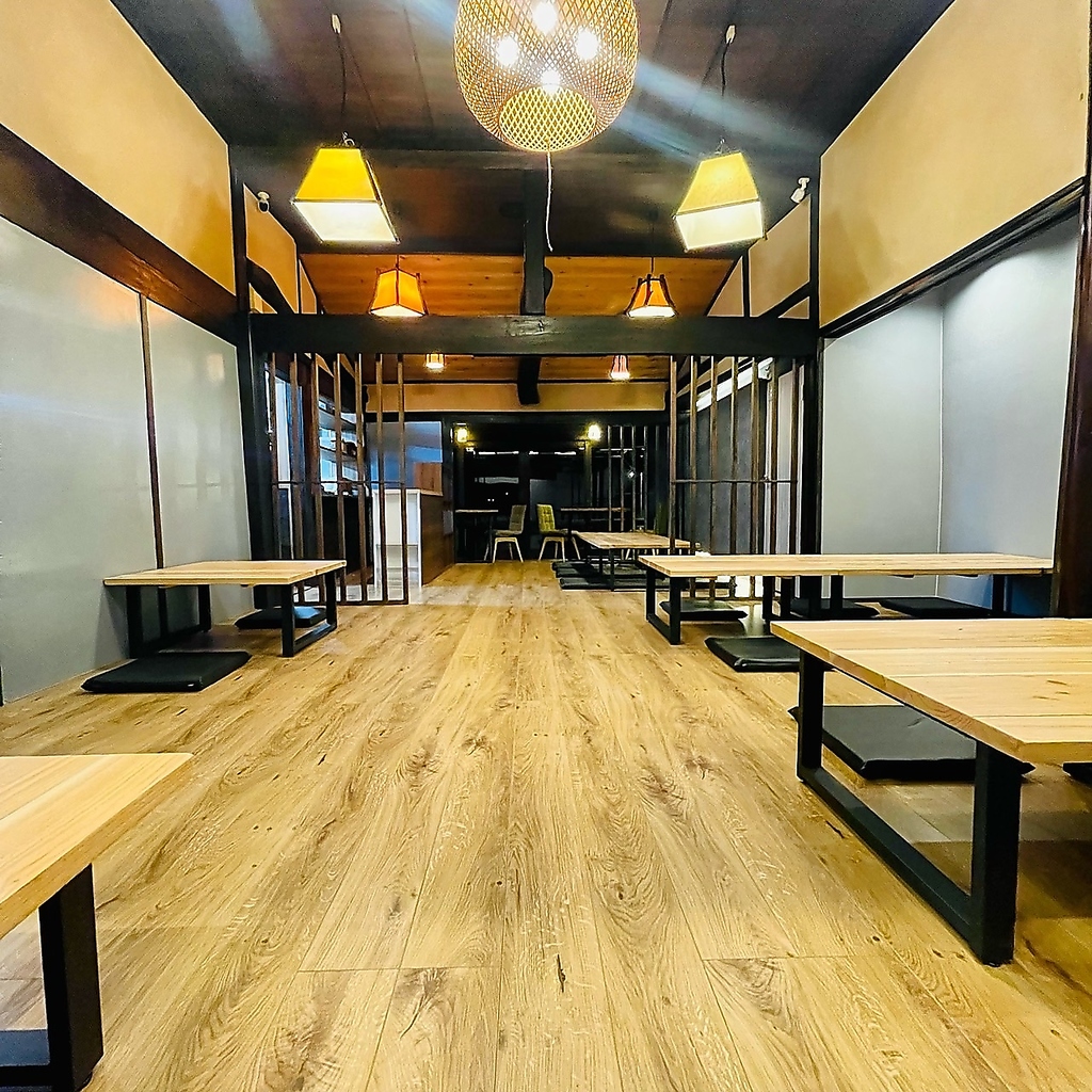 広々とした店内はご家族でのお食事や、デート、お集まりなど様々なシーンでご利用いただけます。