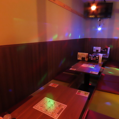 【宴会や家族でのご利用に最適◎】当店のお座敷は、お子様連れ大歓迎の、温かくてアットホームな空間です。14人から16人ほどのグループでも安心してご利用いただける広々としたスペースを完備しております。