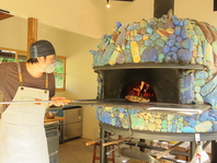 本格石窯で焼き上げる自慢のピザ