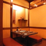 掘りごたつ式の個室、ボックス席あります。ゆったりと寛ぎながら、料理やお酒をお楽しみください♪