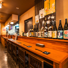目の前に日本酒が多く並んでいる10名までのカウンター席です。シェフの技を間近でたのしめ、美味しい料理とお酒を楽しめます。