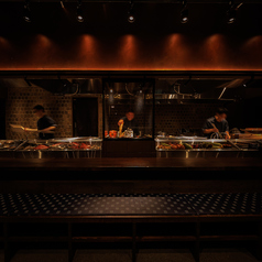 職人の手仕事を眺めながら楽しめるおすすめのカウンター席です。