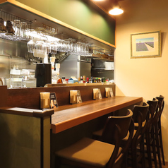 カウンター席では気軽に一人酒もOK。もちろんお食事竹のお客様も大歓迎！