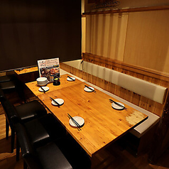 《4~6名様用!半個室席》4~6名様向けの半個室席は、グループでのお食事にちょうど良い広さで、まわりのにぎわいを感じながらも自分たちの空間に集中できる、開放感と安心感のバランスが魅力です。家族や仲間との集まり、ちょっとした打ち上げや食事会にも最適。自然と会話が弾み、リラックスした時間が流れます。