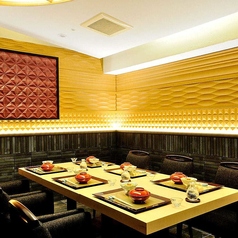 日本のトラディショナルな質感に現代的なスタイリッシュさを加えた和モダンな雰囲気。石目や木目は深みのある落ち着いた色合いで特別感のある上質な空間を演出。接待や商談に。1室5500円(税込)※4名様以上で下記お料理ご注文の際は個室料がサービス土日祝7,260円～／平日昼3,630円～ / 平日夜5,500円～（税込）