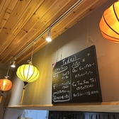 こぢんまりとした店内には、木の温もりを感じるカウンターとテーブル席が並び、シンプルながら落ち着きのある空間が広がります。壁には黒板メニューやさりげない装飾が施され、植物や雑貨がアクセントに。静かなベトナム音楽が流れ、まるで現地の小さな食堂に迷い込んだような心地よさ。