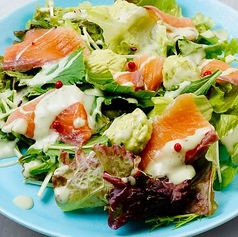 スモークサーモンとアボカドワカモレのサラダ