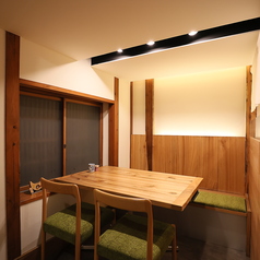 【2名様～4名様】半個室なので周囲に気兼ねなくお過ごし頂けます。普段使いから接待や会食利用にもぴったり。