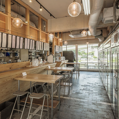 【会社帰り・デートにも♪】暖かみある空間が魅力の店内テーブル席