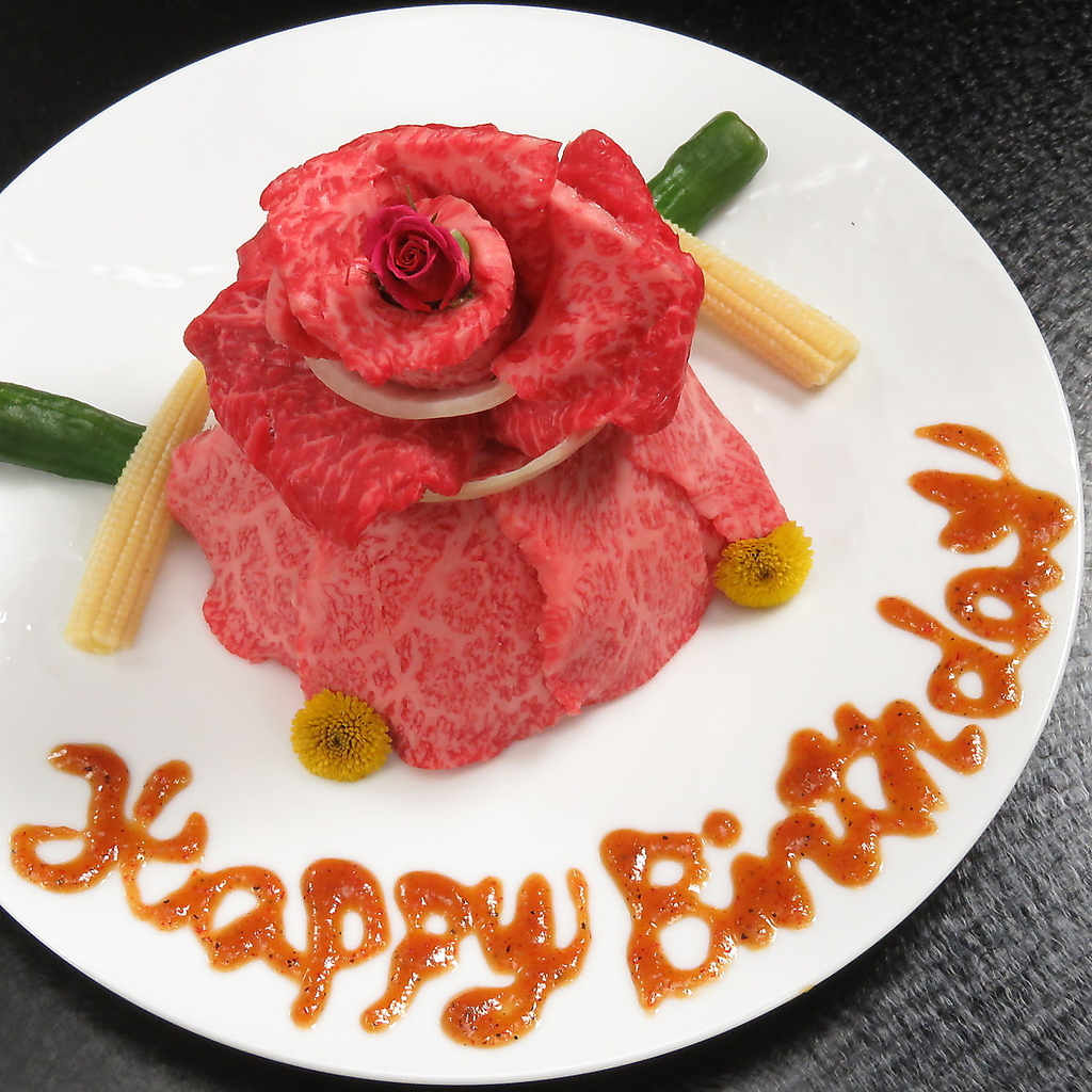 甘いものが苦手な方にもピッタリな肉ケーキをご用意しております☆お誕生日や記念日のお祝いに是非！