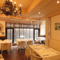 明るくお洒落でゆったりとお食事を楽しめる店内です！