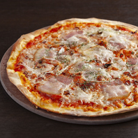 一枚ずつ丁寧に焼き上げる！窯焼きでアツアツの特製ピザ