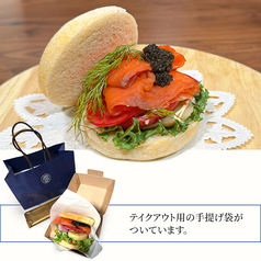 キャビアとスモークサーモンのイングリッシュマフィンサンドウィッチ(キャビア2g)