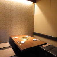 ダクトのないクリアな視界。会話に没入できる空間